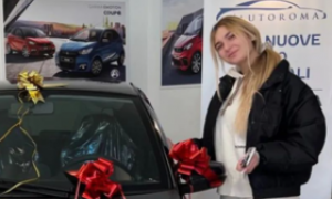 Chanel Totti scopre il super regalo: una minicar personalizzata