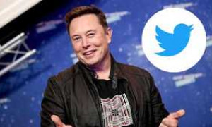 Elon Musk diventa 'Chief Twit' e si presenta con un lavandino in mano