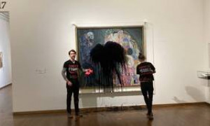 Quadro di Klimt imbrattato: ennesimo gesto shock di un gruppo di attivisti