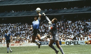Venduto all'asta il pallone Adidas con cui Maradona realizz&ograve; il gol &quot;Mano de Dios&quot;