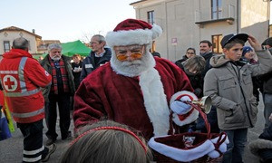Collage di lettere a Babbo natale di 4 km: l'iniziativa a sostegno dei bambini ucraini