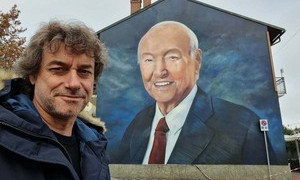 La commozione di Alberto Angela davanti al murales dedicato al pap&agrave;