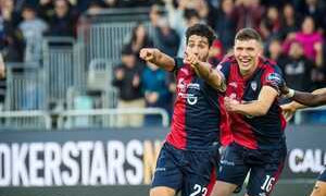 Cagliari, sotto l'albero 3 punti d'oro: Cosenza battuto 2-0