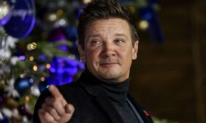 L&rsquo;attore Jeremy Renner in gravi condizioni: ecco cosa &egrave; successo