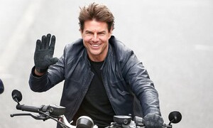 Tom Cruise si lancia con la moto da una scogliera. Ecco il video