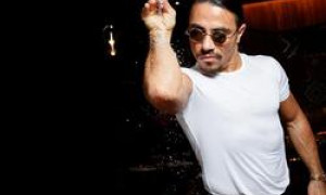 Polemica per Salt Bae, un cliente: &ldquo;Comportamento super irrispettoso&rdquo;. Ecco perch&eacute;