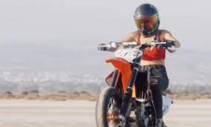 Sara Aydin impenna in viale Poetto e sgasa sulle spiagge dell&rsquo;Isola, &egrave; polemica