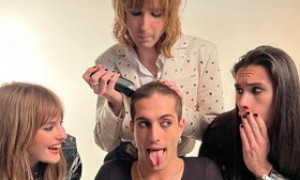 Thomas dei Maneskin suona la marcia nuziale rock, fan: &ldquo;Chi si sposa?&rdquo;