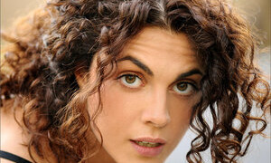 Spettacolo e violenza sulle donne, Chiara Claudi morsa al seno durante una scena