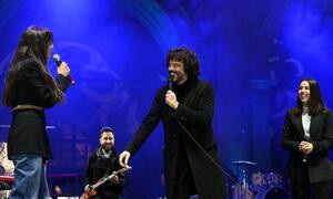 Ambra Angiolini si commuove per l'esibizione di Francesco Renga e della figlia Jolanda Renga