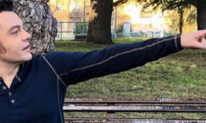 La panchina di Tiziano Ferro torna nel parco Falcone-Borsellino dopo gli atti vandalici