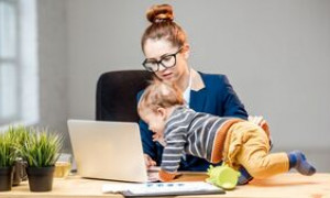 Pensioni donne, si fa strada l'ipotesi dei 4 mesi di anticipo per ogni figlio