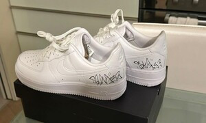 La scarpa regalata da Lazza ai suoi fan &egrave; stata venduta ad un prezzo da paura