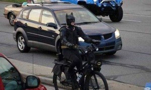 Carnevale scoppiettante a Sassari: un Batman in bici fa esplodere petardi e fuochi d&rsquo;artificio