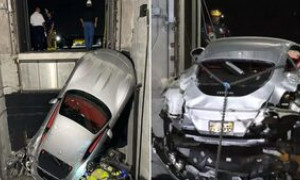 Ferrari Roma cade da una ascensore in una concessionaria in Florida, distrutta