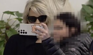Costanzo: selfie con Maria De Filippi di fronte al feretro, l&rsquo;indignazione sui social
