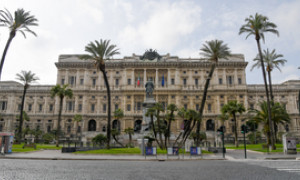 Dice lesbica alla collega, la Cassazione: offesa punibile con il licenziamento
