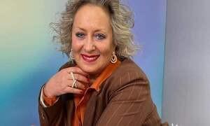 Carolyn Smith si rade di nuovo i capelli a zero, il racconto della malattia