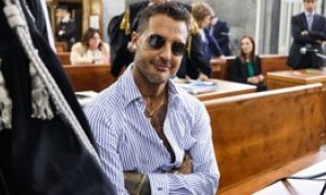 Il tribunale di Milano ha deciso: perizia psichiatrica per Fabrizio Corona