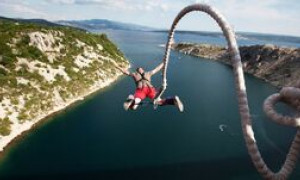 Bungee jumping, corda si spezza durante il salto: turista sopravvive cadendo in acqua
