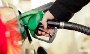 Mai usare il cellulare quando si fa benzina: &egrave; pericoloso quanto le sigarette