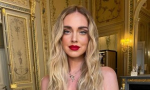 Chiara Ferragni criticata per la foto in costume, i fan intervengono per difenderla