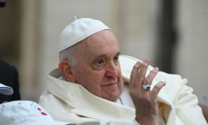 Papa Francesco lava e bacia i piedi ai giovani detenuti