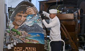 Pasqua a Napoli, uovo gigante dedicato a Troisi e al terzo scudetto