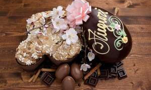 Pasqua, la colomba batte le uova di cioccolato