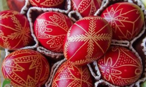 Il significato delle uova di Pasqua rosse: il ritorno di un&rsquo;antica tradizione