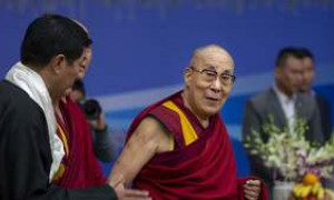 Il Dalai Lama chiede scusa: una battuta infelice scatena le critiche nei suoi confronti