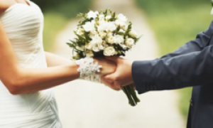 Sposa chiede agli invitati di pagare le spese del matrimonio. Ecco la loro reazione