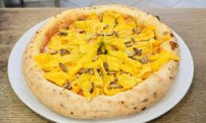 Trieste, arriva la prima pizza d&rsquo;Italia condita con grilli interi