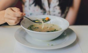 Como: costringe la figlia a una dieta ferrea