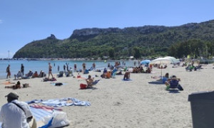 Ambiente, volontari Enel e Legambiente insieme al Poetto per pulire la spiaggia dai rifiuti