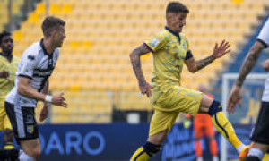 Cagliari sconfitto e superato in classifica dal Parma