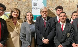Sgarbi "distrugge" la mostra di una scuola in Calabria &ldquo;&egrave; una ca**ta&rdquo;