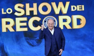 Spettacolo a &ldquo;Lo Show dei Record&rdquo;: in 11 su un letto di chiodi
