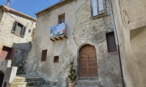 Casa a 1 euro? A Laurenzana, in Basilicata, il primo rogito, diventer&agrave; un albergo