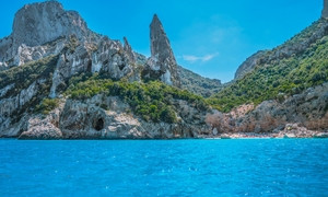 Cala Goloritz&egrave;, la perla di Baunei tra le spiagge pi&ugrave; belle del mondo