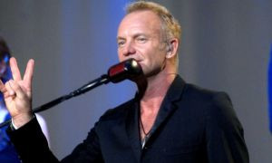 Sting suona nel carcere di Secondigliano a Napoli con una chitarra particolare