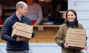 Principe William e Kate Middleton in veste di fattorini della pizza. Ecco perch&eacute;