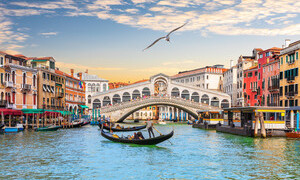 Venezia: ragazzo ventenne offre il suo bagno a 1 euro. Una provocazione contro i turisti