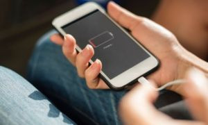 Tenere la cover mentre il telefono carica danneggia la batteria