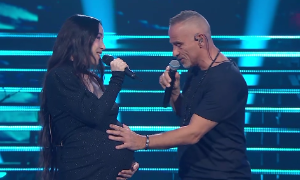 Aurora Ramazzotti, pap&agrave; Eros torna con una valigia di regali da parte dei fan per il nipotino Cesare