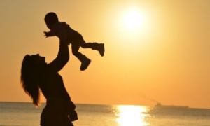 Domenica si festeggiano le mamme: ecco le origini della festa