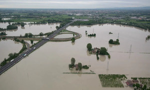 Maltempo: tre morti in Emilia Romagna, piove ed esondano i fiumi, &egrave; emergenza