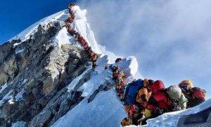 Alpinista americano muore durante una scalata sull'Everest