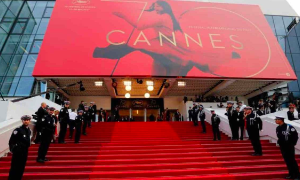 Caduta clamorosa per Carla Bruni e le altre gaffe del Festival di Cannes
