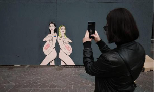 Rimosso il murales con la Meloni e Schlein, l&rsquo;autore sostiene: &ldquo;Per il comune &egrave; troppo politico"